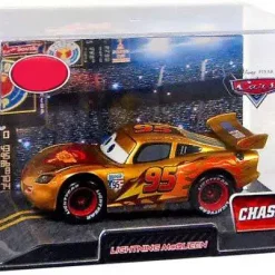 Deals 🔥 Disney / Pixar Cars 1:43 Collectors Case Lightning McQueen Exclusive Diecast Car [Golden] ⭐